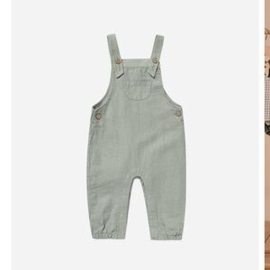 RYLEE + CRU
Baby Overall || Eucalyptus
